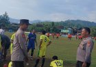 Wujud Dukungan Kegiatan Masyarakat Personel Polsek Brang Rea Kawal Laga di Open Turnamen Sepakbola Brang Rea