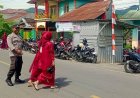 Polsek Seteluk Kawal Kelancaran Resepsi Pernikahan Warga, Berikan Pengamanan Lalu Lintas di Depan Gedung Serbaguna