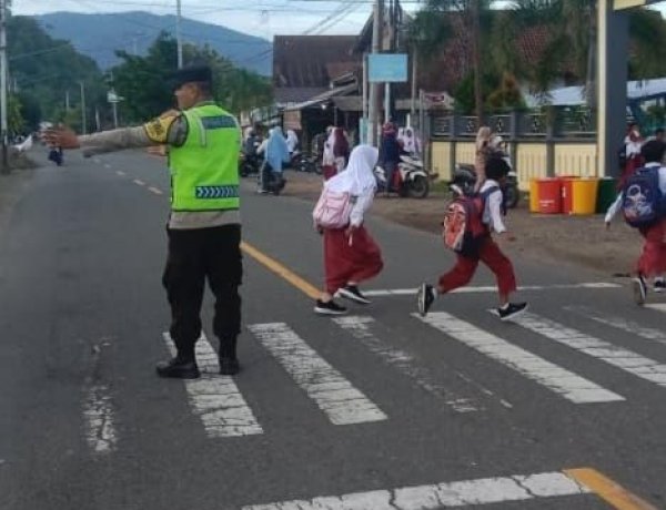 Berikan Keamanan Pelajar Saat Jam Masuk Sekolah, Polsek Jereweh Gelar Rawan Pagi