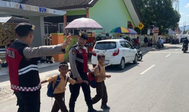 Rawan Siang KRYD, Sat Samapta Polres Sumbawa Barat Hadir Amankan Pelajar Pulang Sekolah