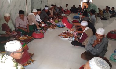 Bhabinkamtibmas Desa Sekongkang Bawah Hadiri Sedekah Lang di Masjid Nurul Iman